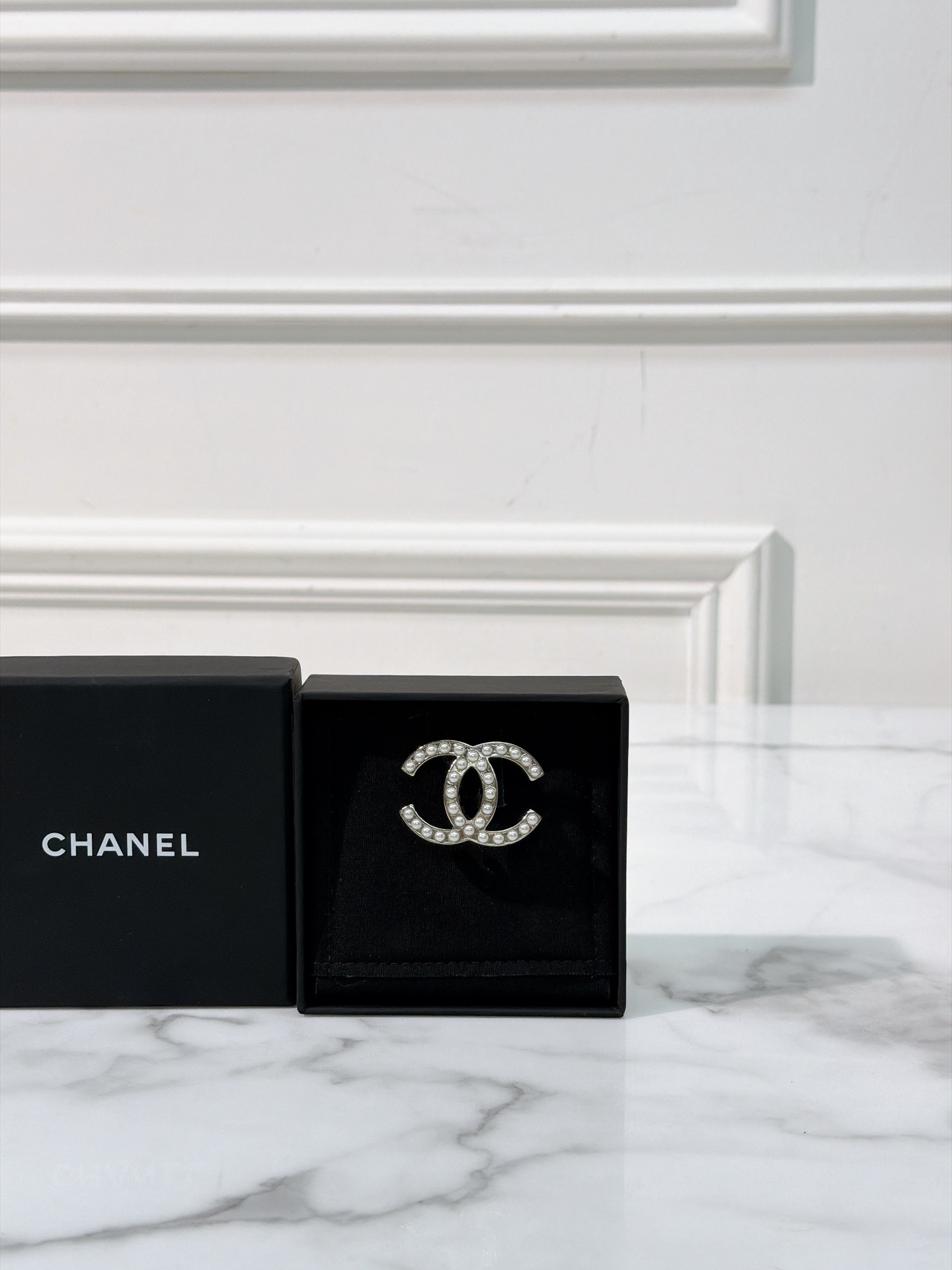 20386_01 CHANEL BROOCH 20386
