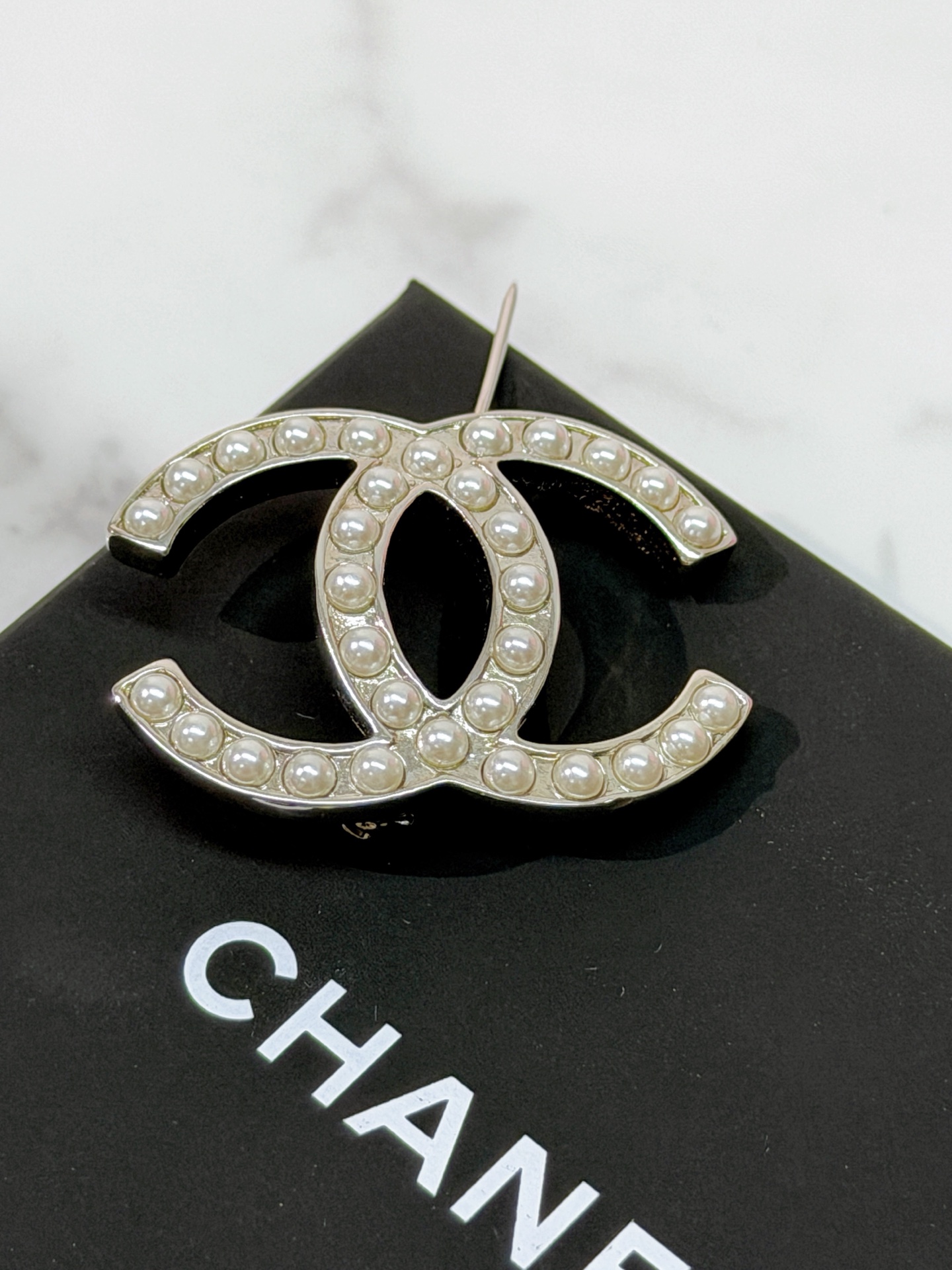 20386_03 CHANEL BROOCH 20386